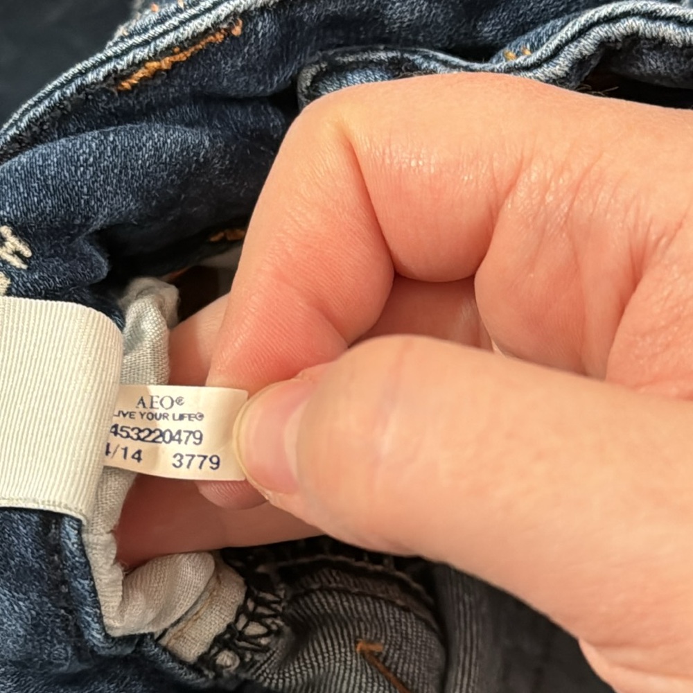 American Eagle super stretch distressed cuffed medium wash denim shorts size 4 - Picture 11 of 11